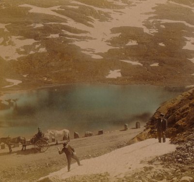 Utazók július hógolyókkal, úton a Haukeli-hegység felett, Norvégia, Művészek: Elmer Underwood, Bert Elias Underwood. alkotó: Underwood and Underwood