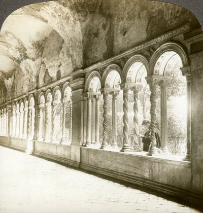 Csavart oszlopok a kolostorban, Szent Pál-bazilika a falakon kívül, Róma, Olaszország. alkotó: Underwood and Underwood
