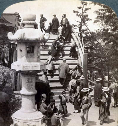 Az imádók átkelnek a félkör alakú hídon túl a Kameido templom felé, észak felé néznek, Tokió, Japán, alkotó: Underwood and Underwood