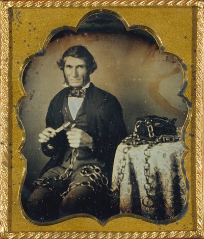 [Népi művész faragott fából készült lánccal] alkotó: Unidentified
