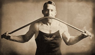 A kaliforniai erősember, P. A. Linebarger úr egy vasrudat hajlít a fogaival, San-Francisco 1922 körül alkotó: Unknown