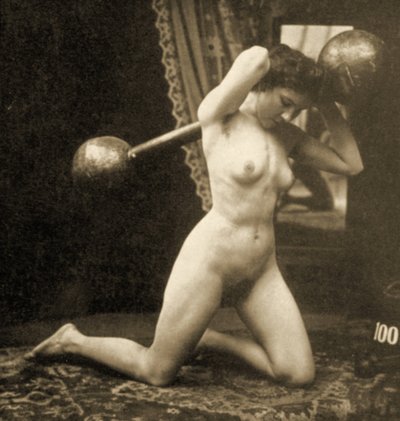 Női akt testmozgás földgömb súlyzóval, 1900 körül (szépia fotó) alkotó: Unknown