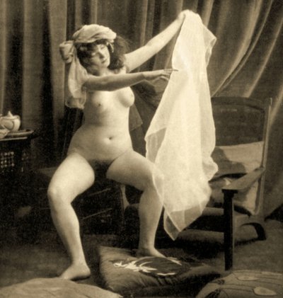 Ülő női akt turbánnal és fátyollal, 1900 körül (szépia fotó) alkotó: Unknown