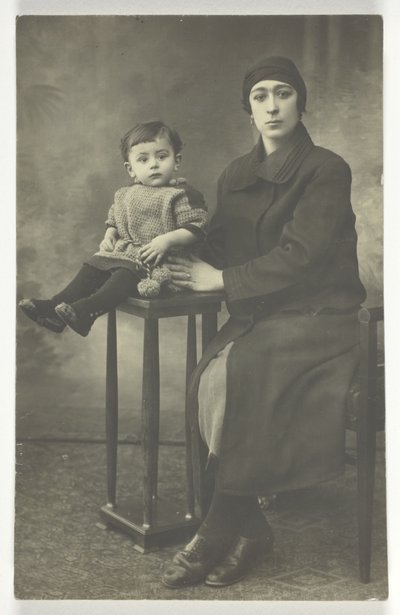 Cím nélküli képeslap (Nő fiúval állva) alkotó: Unknown