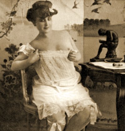 Fiatal nő csipkés ruhát jelenít meg, 1900 körül alkotó: Unknown