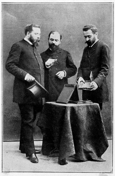 Alphonse Bertillon antropometrikus kliséket mutat a két rendőrprefektusnak, akik alá helyezték, 1888.03.25. alkotó: Unknown artist