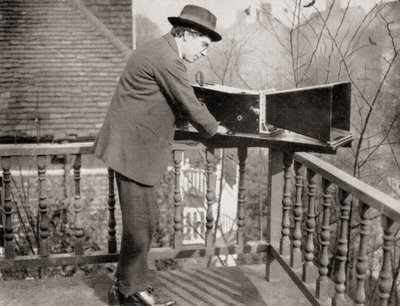 Archibald Montgomery Low az audiométerrel, a Master Minds of Modern Science-ből, 1930. alkotó: Unknown