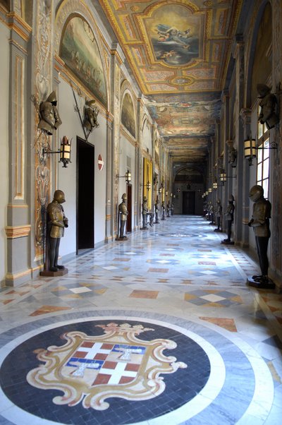 Építészet: kilátás a Máltai Lovagrend Nagymestereinek Palotájára Vallettában (La Valletta), Málta (fotó) alkotó: Unknown artist