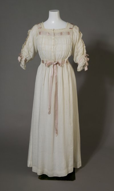 Bertha Palmer hálóing, 1880 körül (elölnézet), fehér pamut, csipke, hímzés és selyem szalag. alkotó: Unknown artist