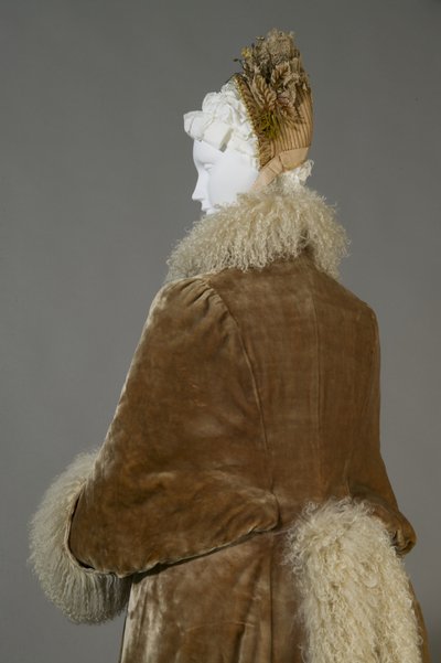 Bertha Palmer télikabátja, 1885 körül (hát részlet), selyembársony és báránygyapjú. alkotó: Unknown artist
