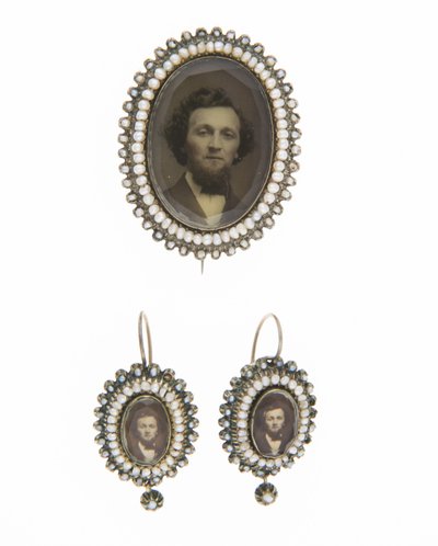 Bross és hozzáillő fülbevaló, 1880 körül, fényképek, gyöngy, arany, ezüst, címke nélkül alkotó: Unknown artist