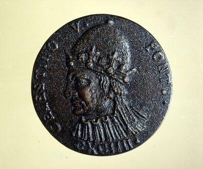 V. Celesztin (vagy Szent Péter Celesztin) (1215 - 1296) a pápa, aki elköltözött. A római éremkabinet érme. alkotó: Unknown artist