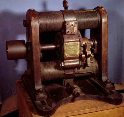 Egyenáramot termelő Gram típusú dinamó-elektromos gép, amelyet 1877-ben a Sautter és Lemonnier gyárak gyártottak. 1877. alkotó: Unknown artist