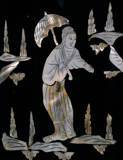 Női figura esernyővel, gyöngyház intarziás szekrény részlet, chinoiserie díszítéssel alkotó: Unknown artist