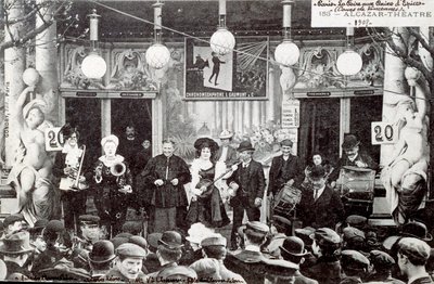 Zenés műsor a mézeskalácsvásáron az Alcazar Színház épülete előtt alkotó: Unknown Artist