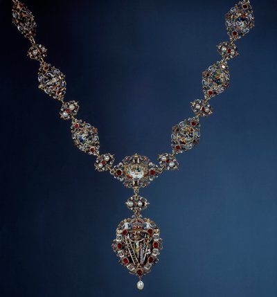 A Szent Birodalom császárának, a cseh királynak és a magyar királynak II. Rodolf (1552-1612) nyaklánca zománcból, aranyból és finom kőből, a szenvedés jeleneteit ábrázoló medállal. 16. század. Párizs, Louvre Múzeum alkotó: Unknown artist
