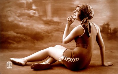 Pin-up fürdőruhában. alkotó: Unknown Artist