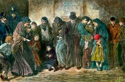 Szegénység Londonban egy menhely ajtajában Szegény és éhező családok sorakoznak fel egy otthon előtt. Metszet 1869-ből. Magángyűjtemény alkotó: Unknown artist