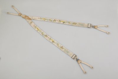 Harisnyatartó, 1880 körül, Hímzett fehér szatén, bőr, ezüst, Gyártó ismeretlen alkotó: Unknown artist