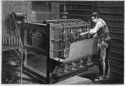 M. Marguery, vendéglős mechanikus installációja Párizsban: automata palackmosó gép, amelyet Gram (Zenobe Theophile Gram 1826-1901) kis dinamoelektromos gépe működtet. Metszet a „La Nature: revue des sciences et de leu alkotó: Unknown artist