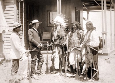 Három ünnepi jelmezbe öltözött, fegyvert viselő Cheyenne tolmács kíséretében köszönti a fehéret. SD. század vége alkotó: Unknown artist