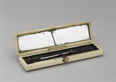 Fogpiszkáló tok, c. 1840-1880 (elefántcsont, ezüst, tükrös üveg, bársony) alkotó: Unknown artist