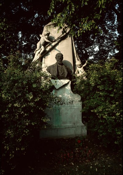 Kilátás Franz von Suppe (1819-1895) osztrák zeneszerző és karmester sírjáról a bécsi központi temetőben (Zentralfriedhof), Ausztria alkotó: Unknown artist