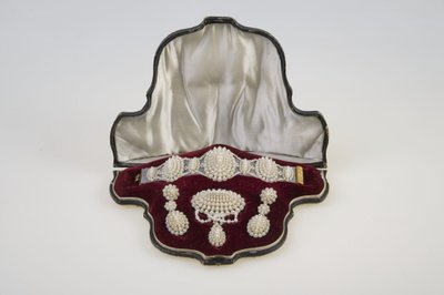 Esküvői karkötő, bross és fülbevaló szett alkotó: Unknown artist