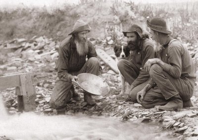 3 férfi szűri a földet, hogy aranyat szerezzen: Aranykeresők Dél-Dakotában, Rockerville-ben. Fényképezés 1889. alkotó: Unknown artist