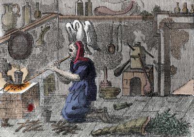 Egy boszorkány a laboratóriumában, aki varázsitalt készít, igaz, varázsfüvekkel teli szarvat. századi metszet alkotó: Unknown artist