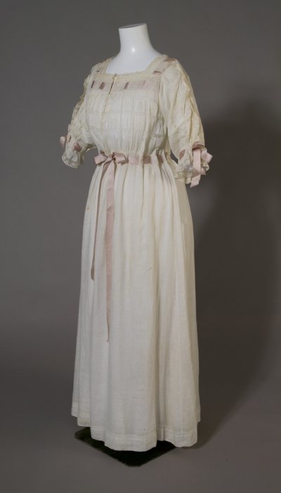 Bertha Palmer hálóing, 1880 körül (ferde elölnézet), fehér pamut, csipke, hímzés és selyem szalag. alkotó: Unknown artist