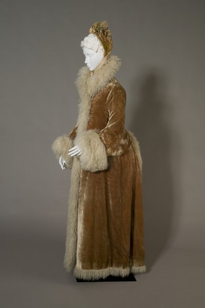 Bertha Palmer télikabátja, 1885 körül (oldalnézet), selyembársony és báránygyapjú. alkotó: Unknown artist