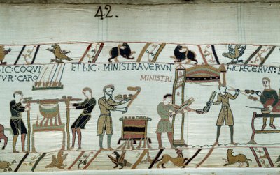 Anglia meghódítása Normandia hercege, Hódító Vilmos (1027-1087) által 1066-ban: a herceg lakomájának és páncéljának előkészítése a hastingsi csata előtt, a hússültek, a szolgák elkészítik a baromfit A Bayeux-i kárpit részlete o alkotó: Unknown artist