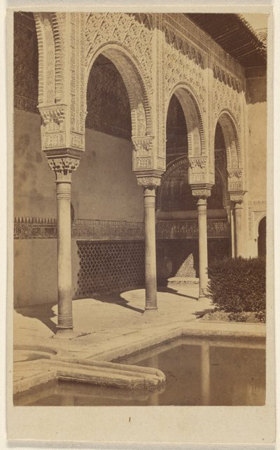 [Oszlopok részlete, látható a tükörmedence egy része, az Alhambra] alkotó: Unknown artist