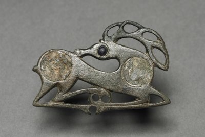 Fibula fekvő szarvas alakban alkotó: Unknown artist