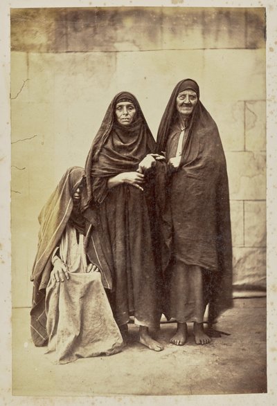 [Három nő csoportképe] alkotó: Unknown artist