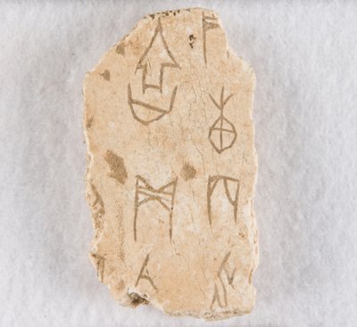 Feliratos csonttöredék ("orákulum") alkotó: Unknown artist