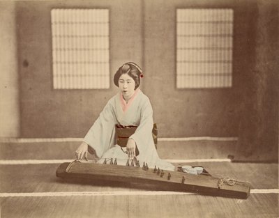[Japán nő koto-n játszik] alkotó: Unknown artist