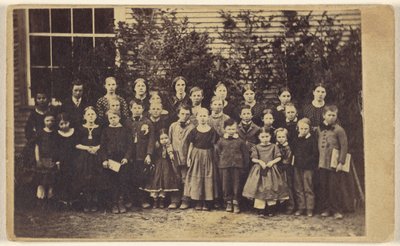 [Iskolások nagy csoportja a tanárokkal, mindannyian állnak] alkotó: Unknown artist
