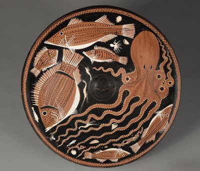 Piros figura halatányér: polip, márna, keszeg, kagyló alkotó: Unknown artist