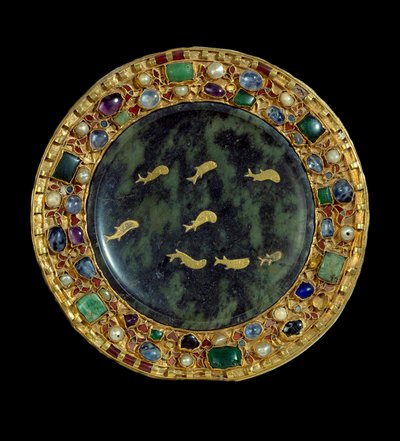 Vallási tárgy: a Kr.e. 1. századból vagy az Alsó-Római Birodalomból származó kígyópaténa, valamint gyöngyökkel és drágakövekkel kirakott arany keret Kopasz Károly korából (i.sz. 850-900). Párizs, Louvre Múzeum alkotó: Unknown artist