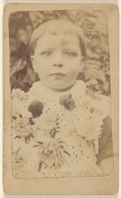 [Azonosítatlan kislány virágos ruhát visel] alkotó: Unknown artist