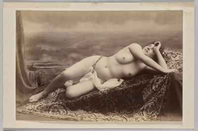 Cím nélkül (fekvő akt szőnyegen, festett hullámok hátterében) alkotó: Unknown artist