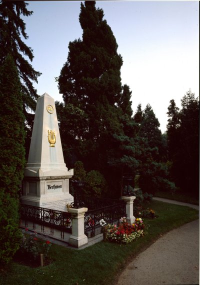 Kilátás Ludwig van Beethoven (1770 - 1827) német zeneszerző sírjáról a bécsi központi temetőben (Zentralfriedhof), Ausztria alkotó: Unknown artist