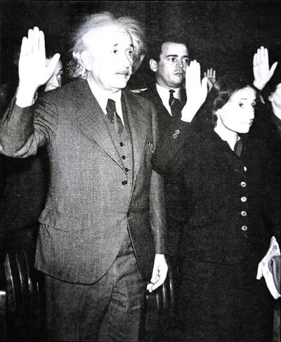 Albert Einstein és mostohalánya, Margot letette az amerikai állampolgársági esküt, New Jersey alkotó: Unknown photographer