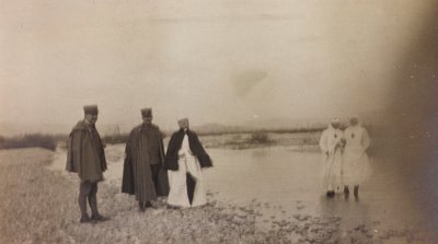 Album az első világháborúról Friuli-Venezia Giulia-ban: tisztek és vöröskeresztes ápolónők a Natisone folyó felett alkotó: Unknown photographer