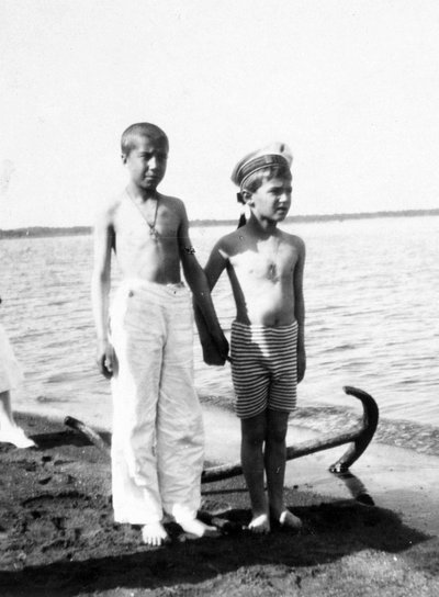 Alekszej, a cárevics, amint a Krím-félszigeten lévő Livadia tengerpartján játszik (f/w fotó) alkotó: Unknown photographer