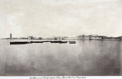 Hajók a tenger közepén, háttérben Alexandria város egy részével, Egyiptomban alkotó: Unknown photographer