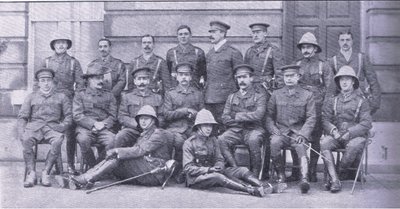 Owen ezredes, Boole-Smith őrnagy és a Dragoon Guards többi tisztje a Harmsworth Bros Limited által kiadott After Pretoria: The Guerilla War című filmből alkotó: Unknown photographer