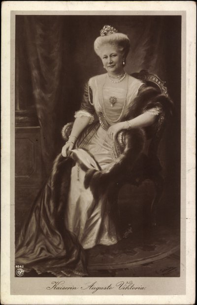 Auguste Viktória császárné koronában és szőrmében alkotó: Unknown photographer